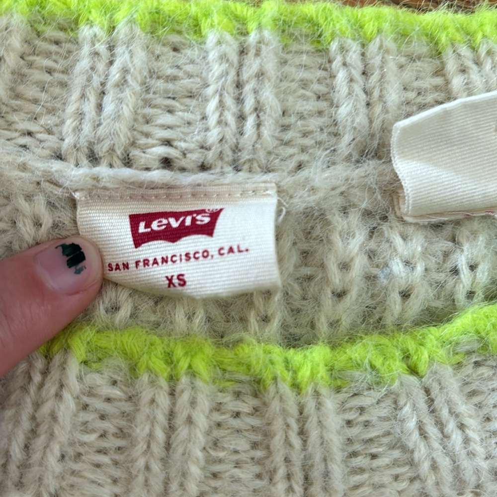 Levi’s Sweater - Picture 2 of 3